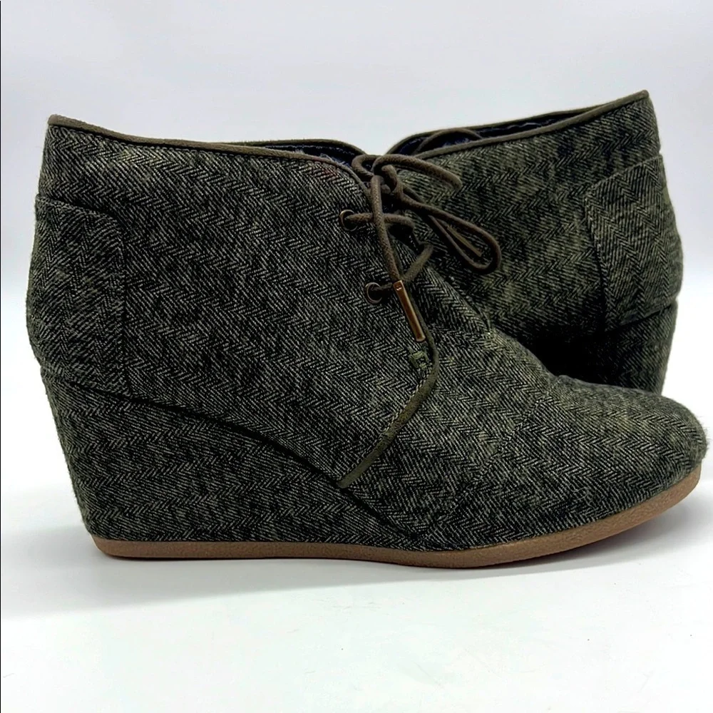 Toms 300416 Women US 9 dark olive green brown textile wedge lace up ankle bootie